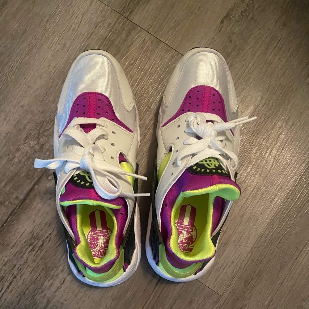 Nike youth shoes, like new. Without box.